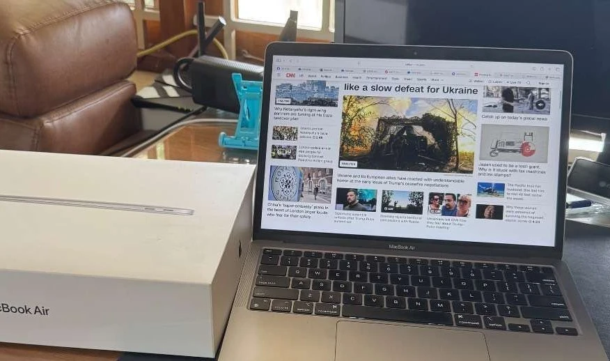 Apple MacBook Air (Apple M1 Chip/8GB/256GB SSD/macOS Sequoia 15.6